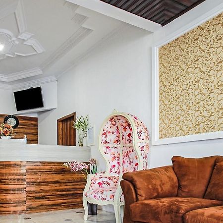 OYO 90221 Makarim Guest House Syariah Pangkalan Bun Bagian luar foto