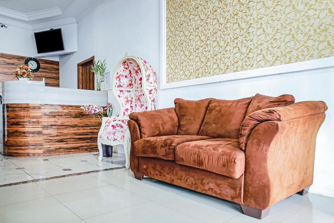 OYO 90221 Makarim Guest House Syariah Pangkalan Bun Bagian luar foto