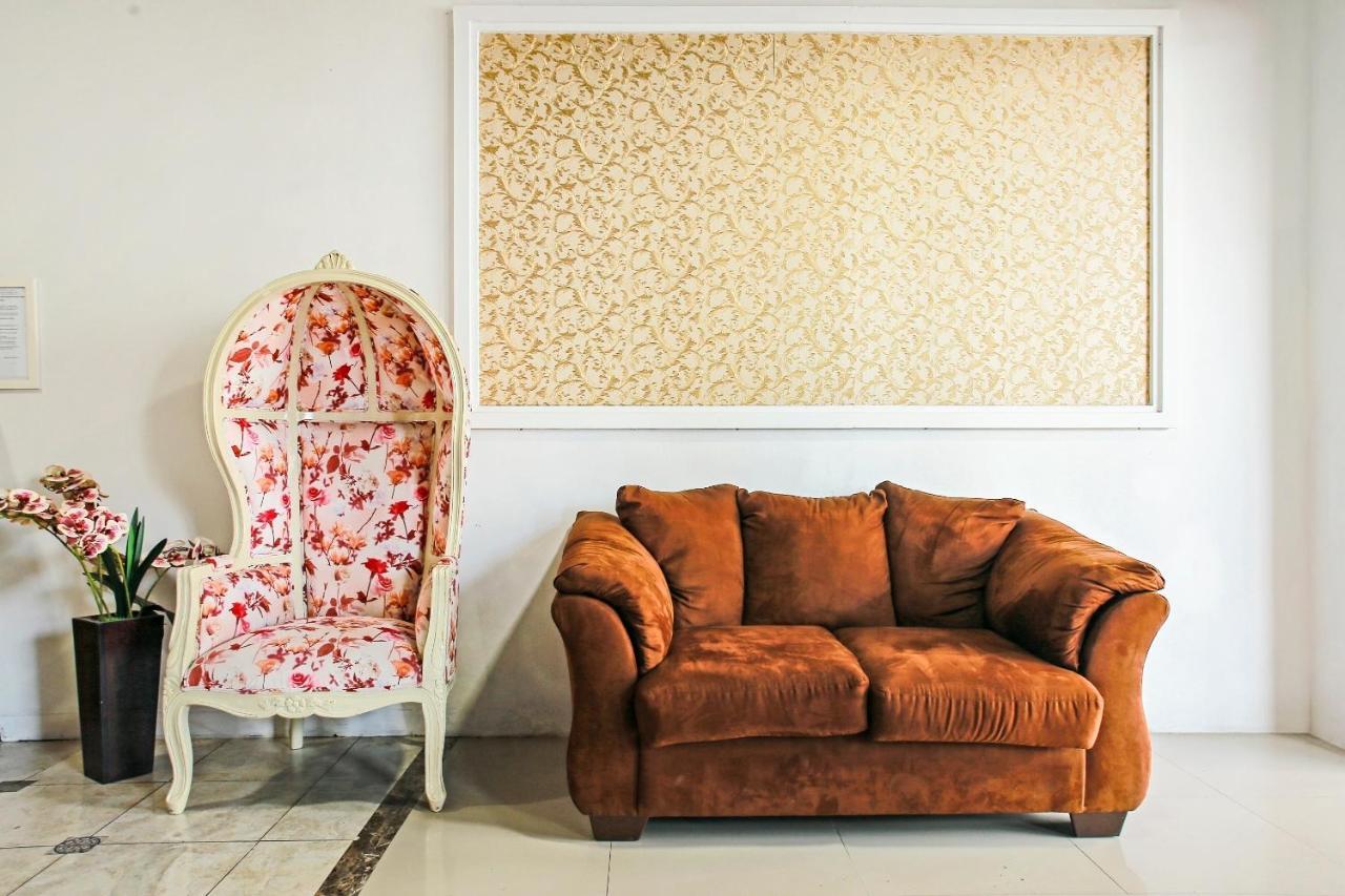 OYO 90221 Makarim Guest House Syariah Pangkalan Bun Bagian luar foto