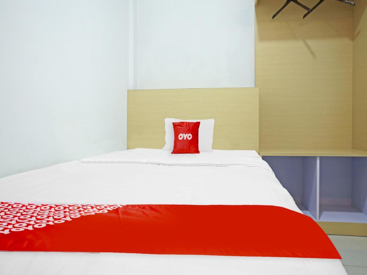 OYO 90221 Makarim Guest House Syariah Pangkalan Bun Bagian luar foto